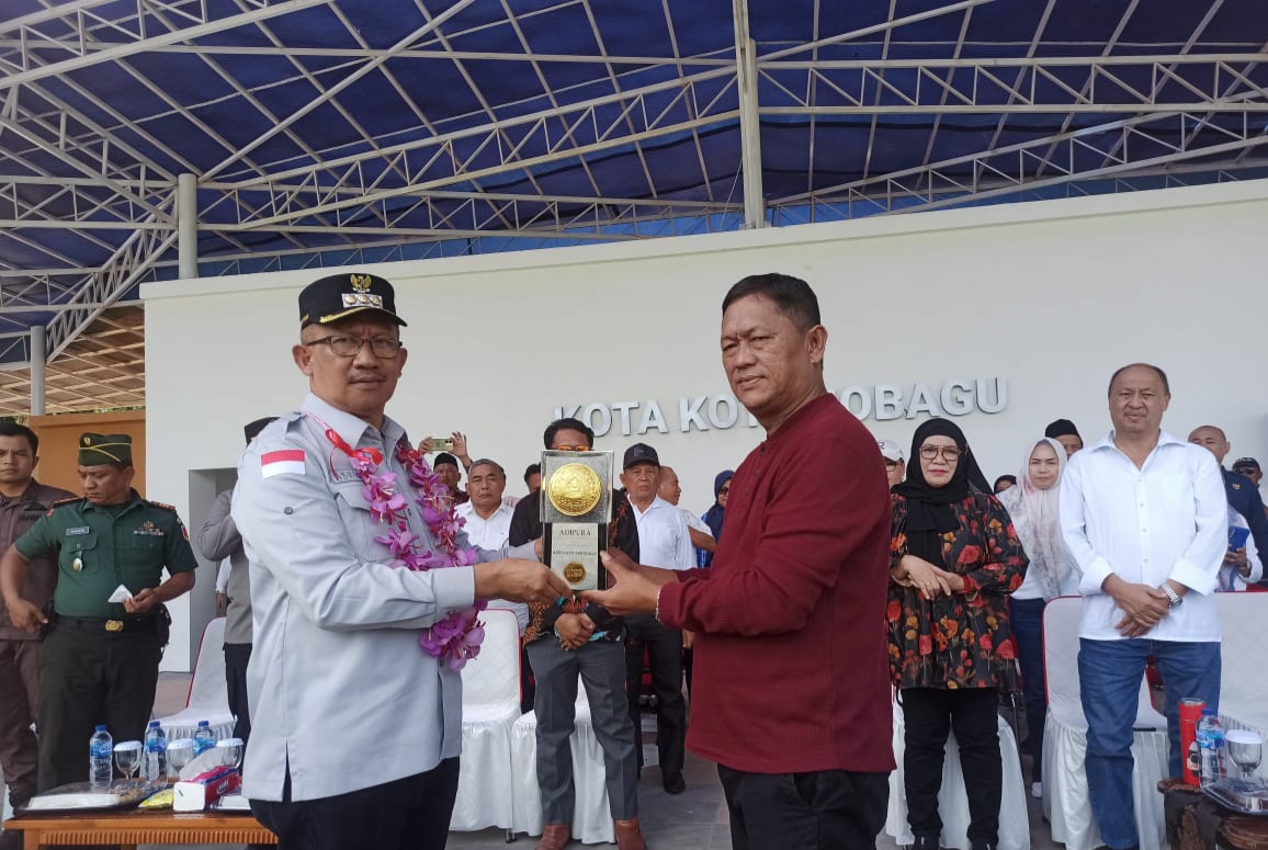 Boyong Piala Adipura ke Alun-alun Boki Hontinimbang, Asripan Nani Apresiasi Petugas Kebersihan, OPD dan Forkopimda, Kamis 7 Maret 2024. Foto : Lintasindonesia.id