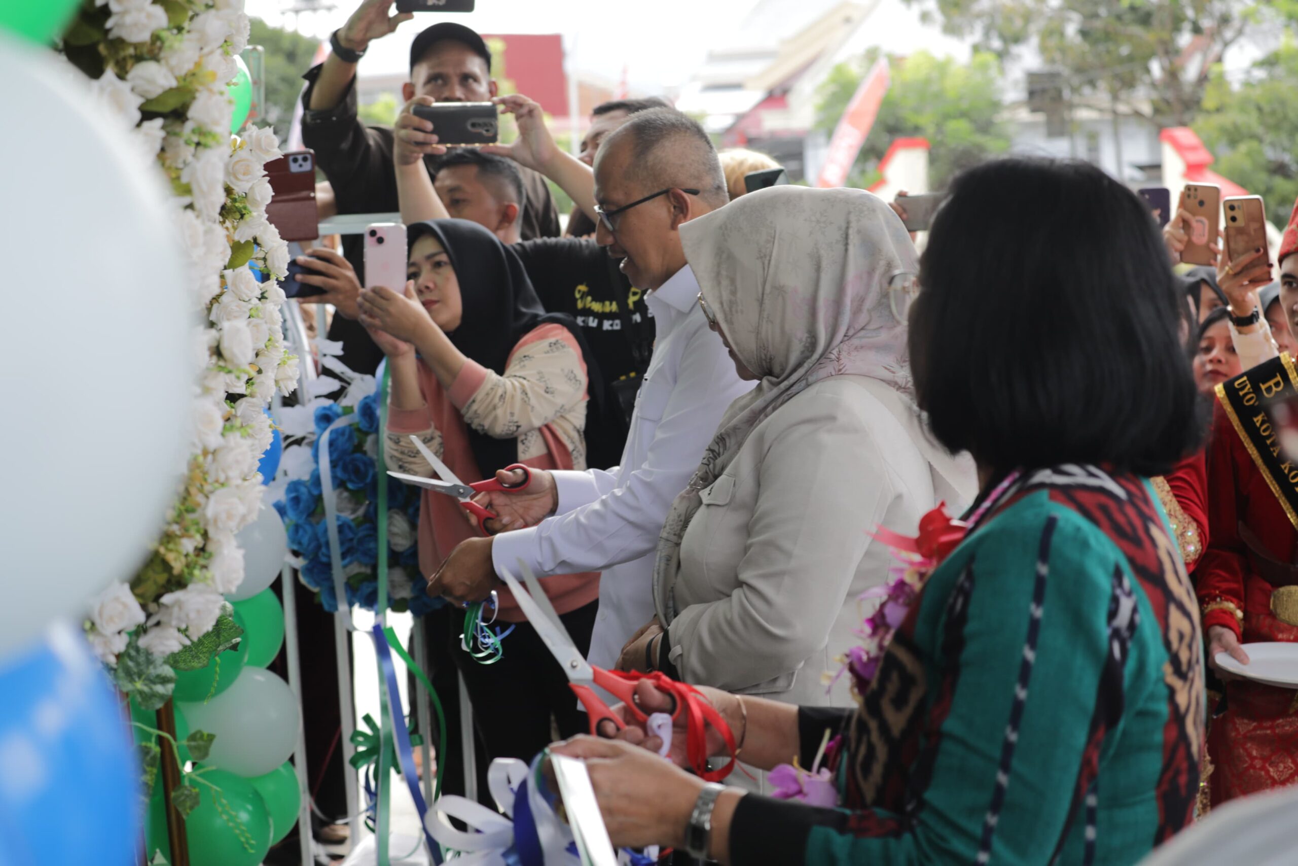 Asripan Nani Bersama Deputi Perpusnas RI Mariana Ginting Resmikan Gedung Perpustakaan Daerah Kotamobagu, Jumat 8 Maret 2024. Foto : Protokol Dinas Kominfo Kotamobagu.