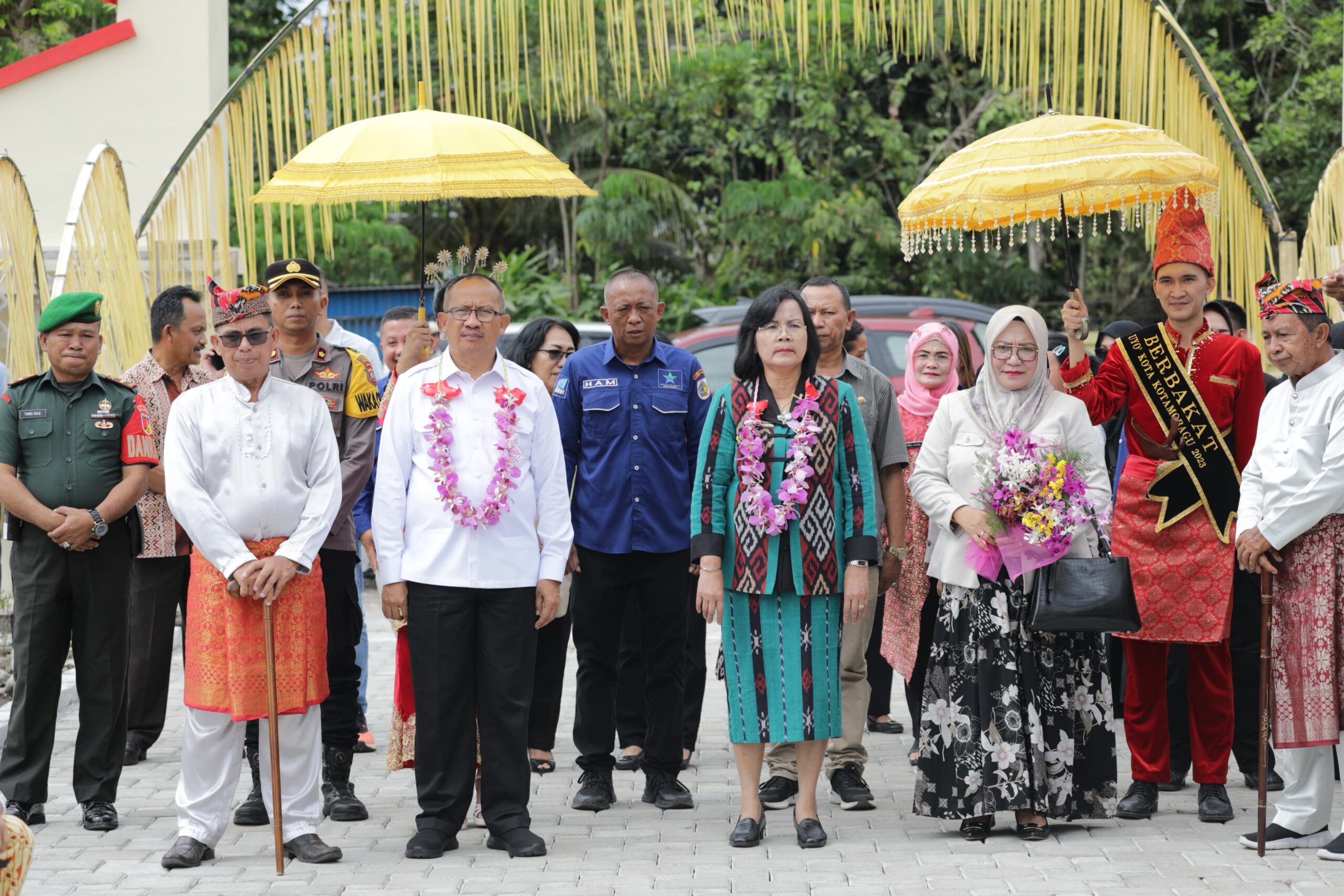 Asripan Nani Bersama Deputi Perpusnas RI Mariana Ginting Resmikan Gedung Perpustakaan Daerah Kotamobagu, Jumat 8 Maret 2024. Foto : Protokol Dinas Kominfo Kotamobagu.