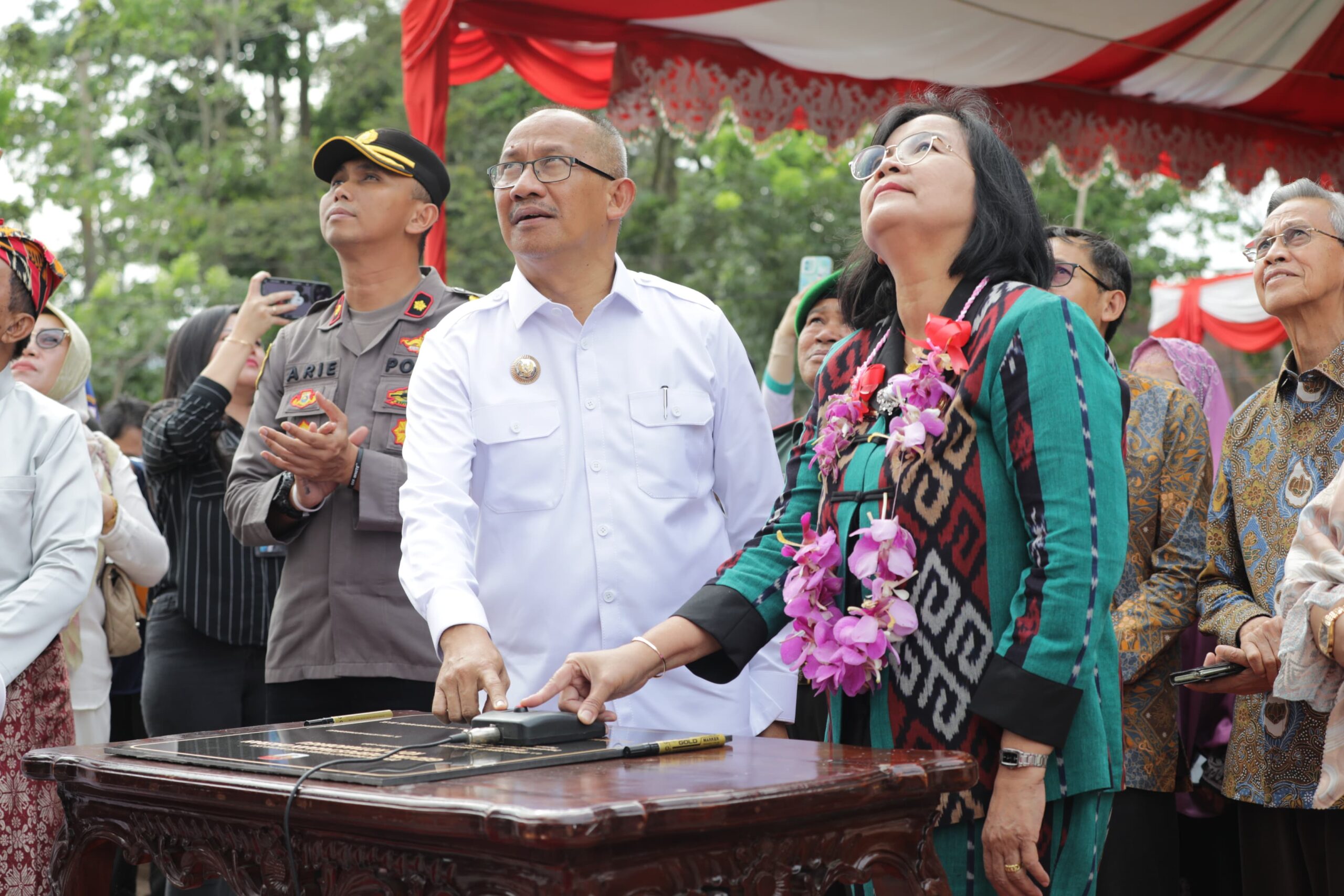 Asripan Nani Bersama Deputi Perpusnas RI Mariana Ginting Resmikan Gedung Perpustakaan Daerah Kotamobagu