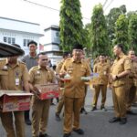 Wali Kota Bersama Jajaran Pemkot Kotamobagu Berbagi Takjil kepada Masyarakat