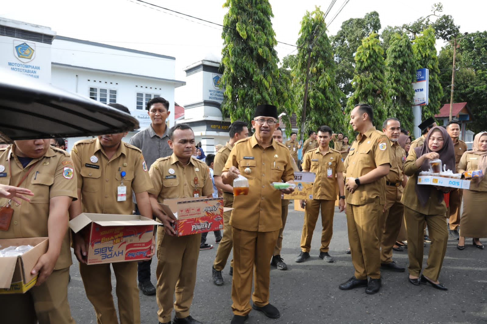 Wali Kota Bersama Jajaran Pemkot Kotamobagu Berbagi Takjil kepada Masyarakat