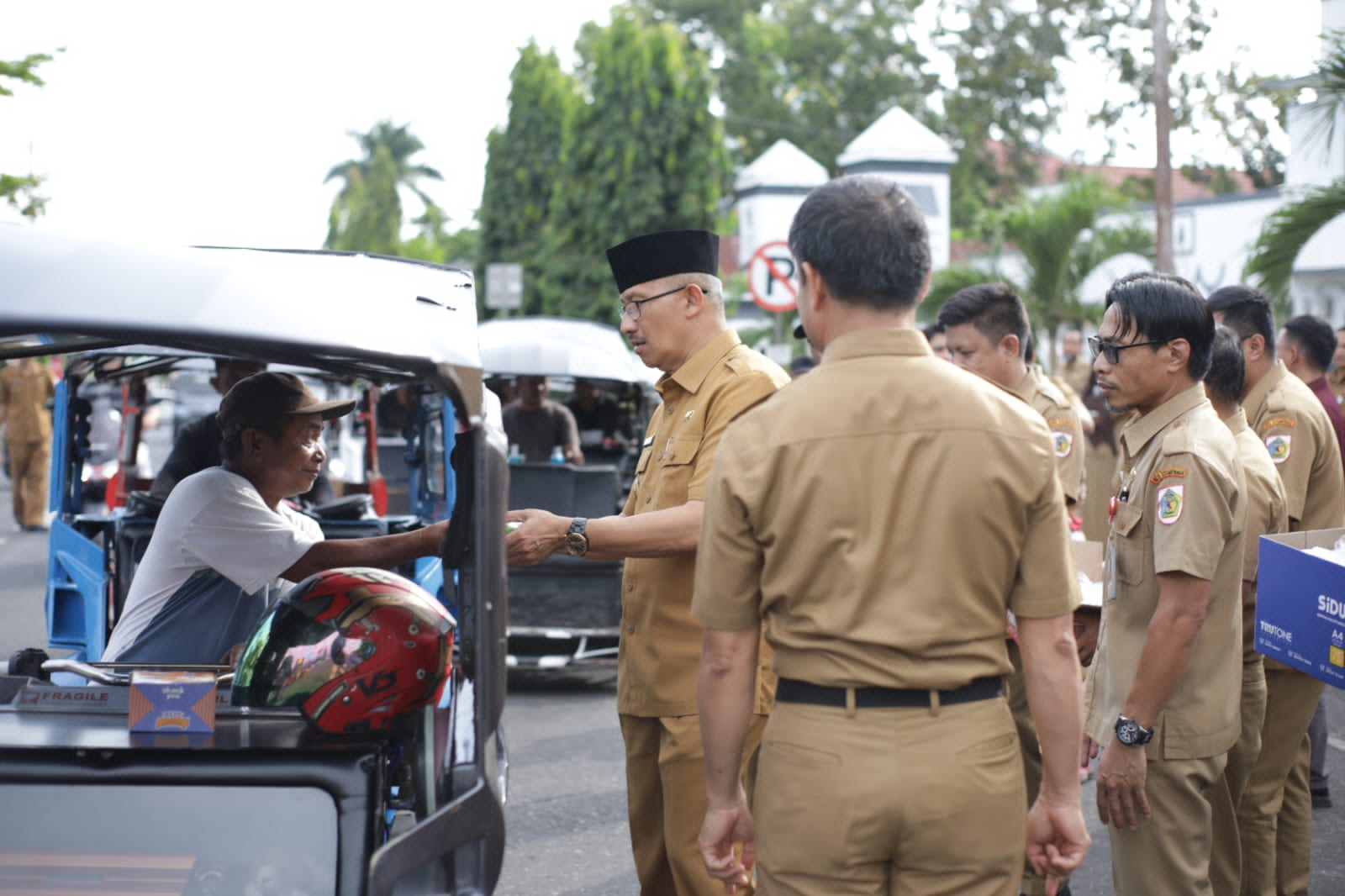 Wali Kota Bersama Jajaran Pemkot Kotamobagu Berbagi Takjil kepada Masyarakat, Selasa 26 Maret 2024.