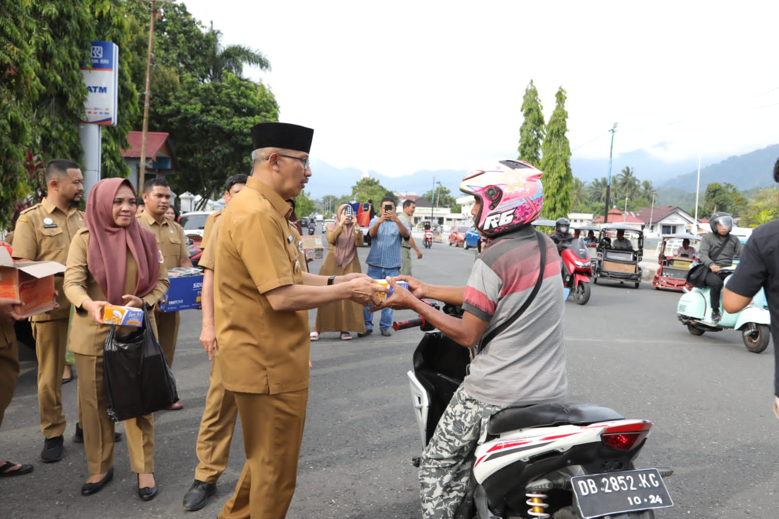 Wali Kota Bersama Jajaran Pemkot Kotamobagu Berbagi Takjil kepada Masyarakat, Selasa 26 Maret 2024.