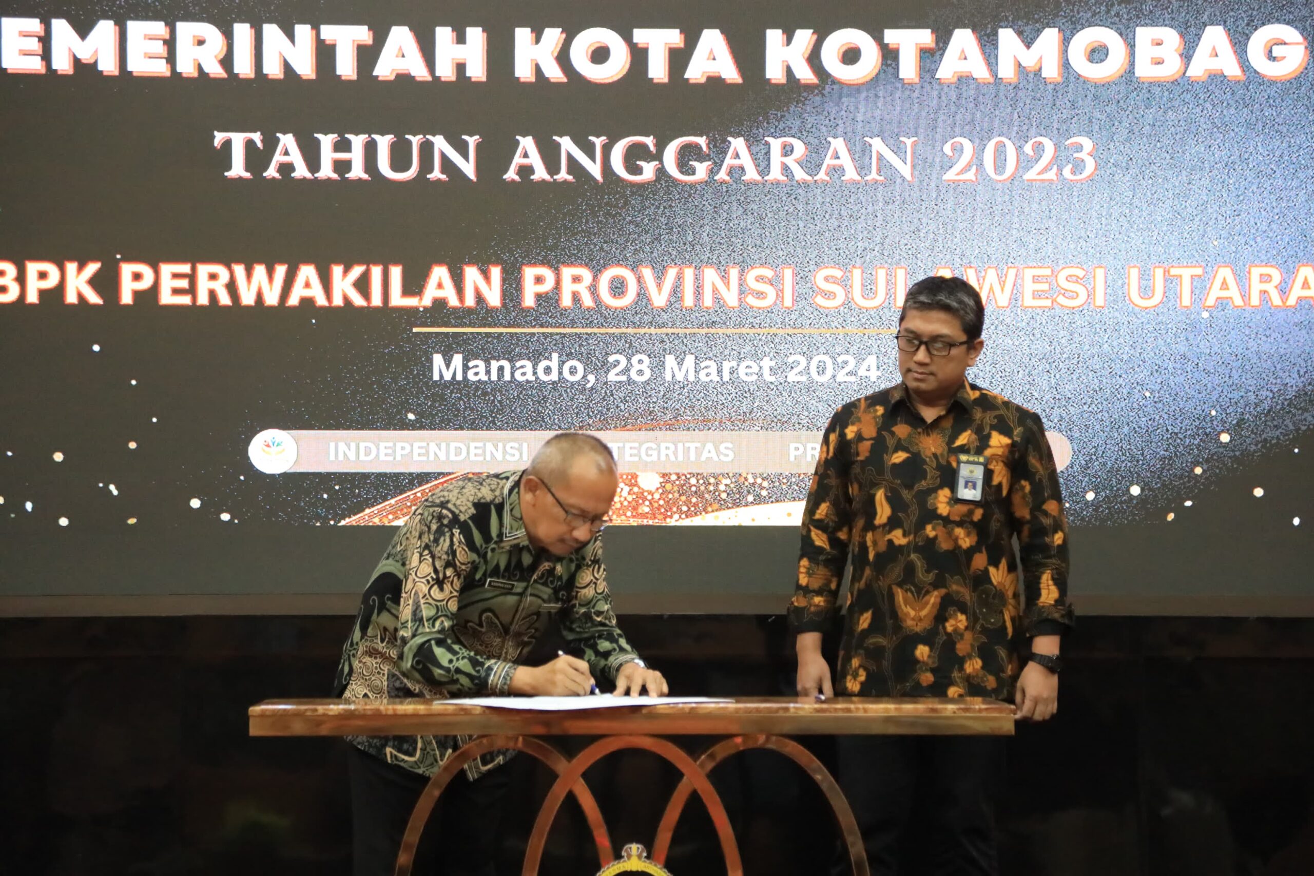 Pj Wali Kota Asripan Nani Serahkan LKPD Unaudited Pemkot Kotamobagu ke BPK Sulut, Kamis 28 Maret 2024. Foto : Protokol Dinas Kominfo Kotamobagu.