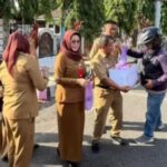 Berkah Ramadhan, BKPP Berbagi Takjil di Jalan Raya Depan Kantor Wali Kota Kotamobagu