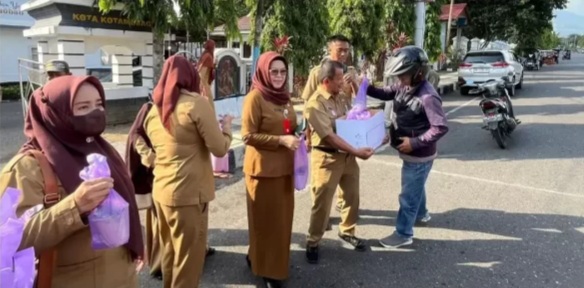 Berkah Ramadhan, BKPP Berbagi Takjil di Jalan Raya Depan Kantor Wali Kota Kotamobagu