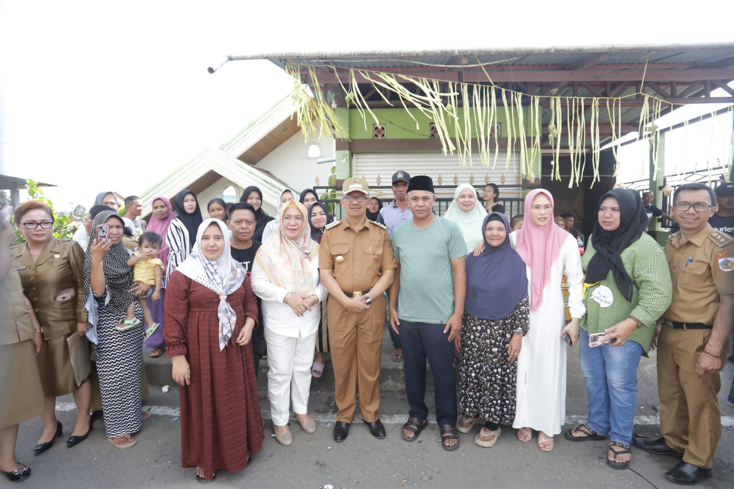 Pj Wali Kota Hadiri Hari Raya Ketupat dan Halal Bi Halal di Desa Moyag Todulan