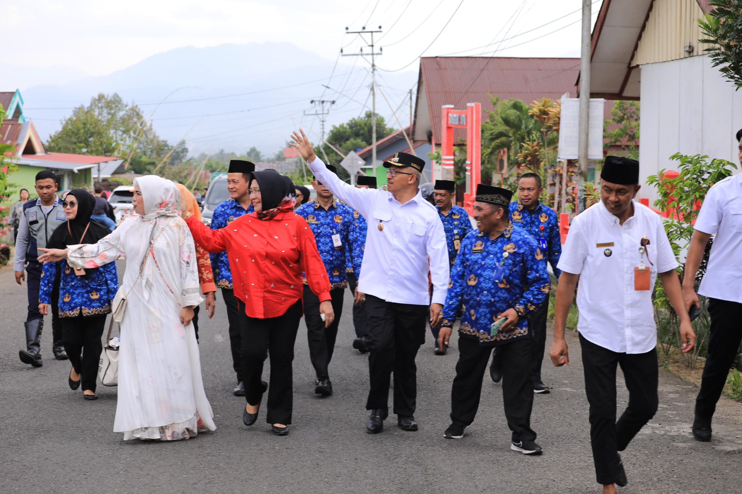 Pj Wali Kota dan Ketua TP-PKK Kotamobagu Bersama Ketua Dharma Wanita Sulut Hadiri Hari Raya Ketupat di Upai, Rabu 17 April 2024. Foto : Protokol Dinas Kominfo Kotamobagu.