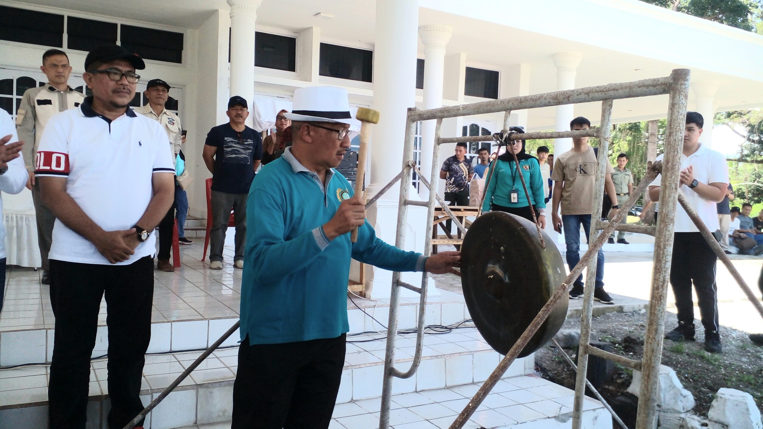 Pemkot Kotamobagu Panen Cabai, Asripan Nani : Hasilnya Disumbangkan Kegiatan Sosial. Foto : Febri Limbanon