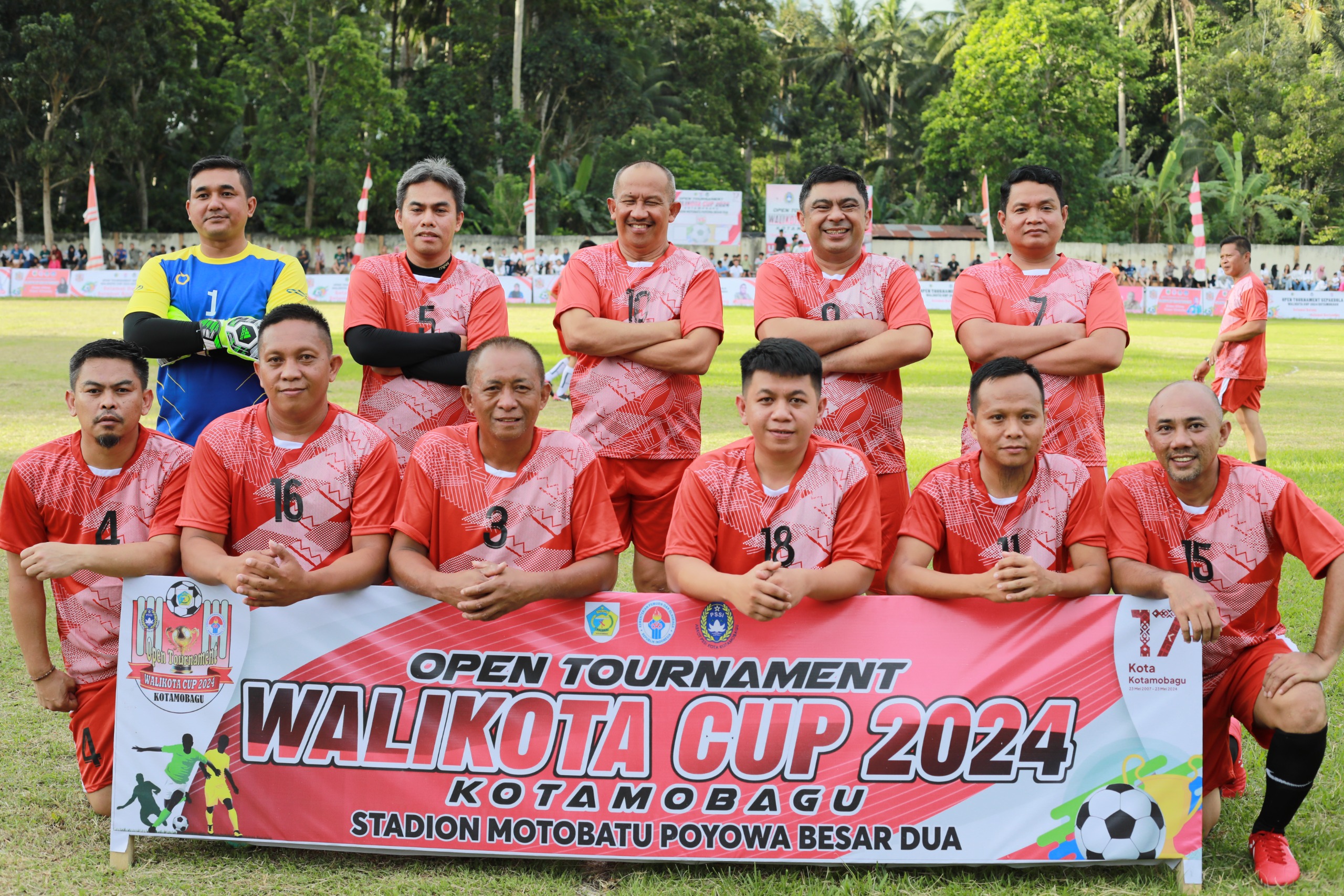 Laga Persahabatan Pemkot Kotamobagu Vs PWI FC, Pj. Wali Kota, Kapolres Kotamobagu dan Ketua DPRD Kotamobagu Cetak Gol