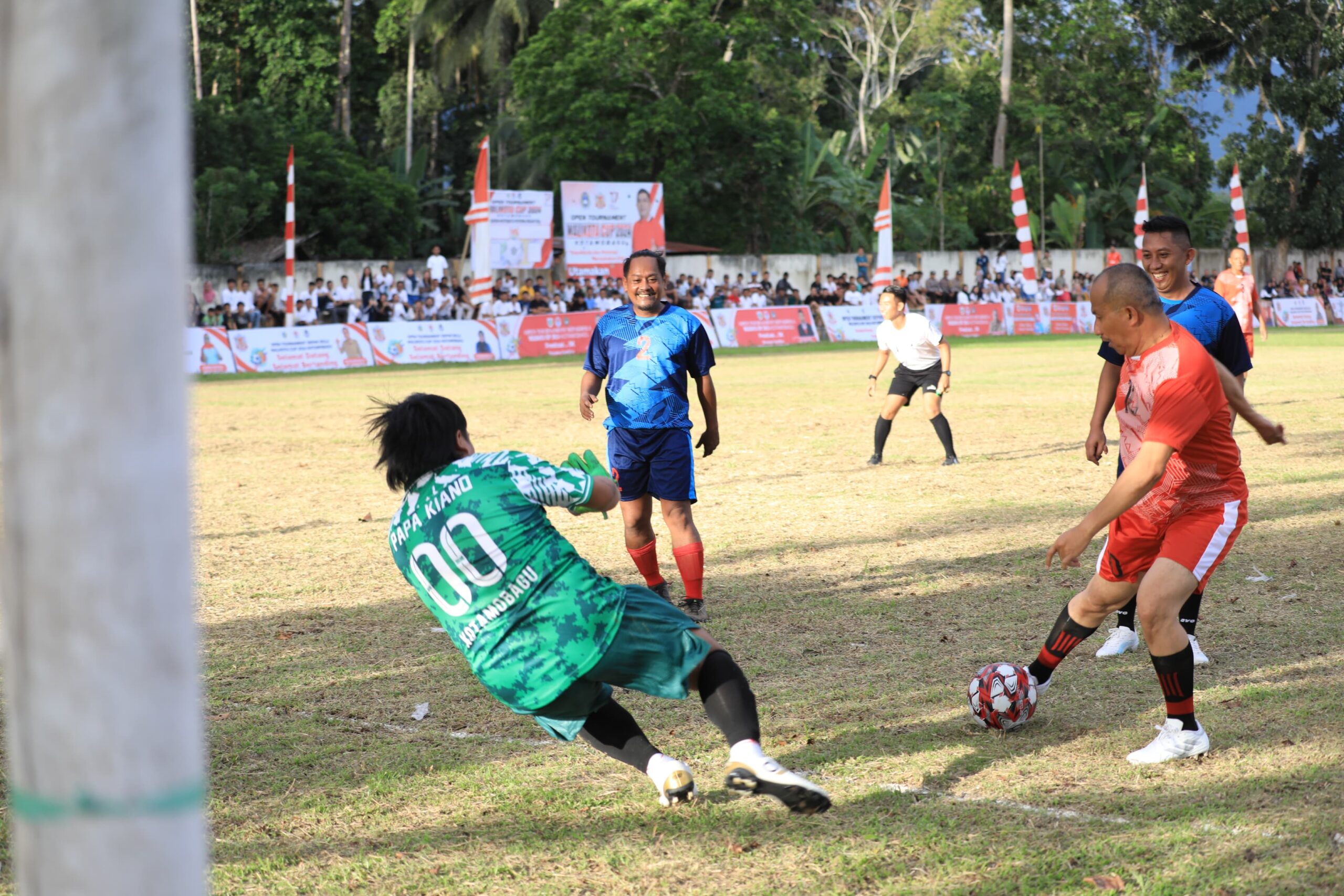 Laga Persahabatan Pemkot Kotamobagu Vs PWI FC, Pj. Wali Kota, Kapolres Kotamobagu dan Ketua DPRD Kotamobagu Cetak Gol