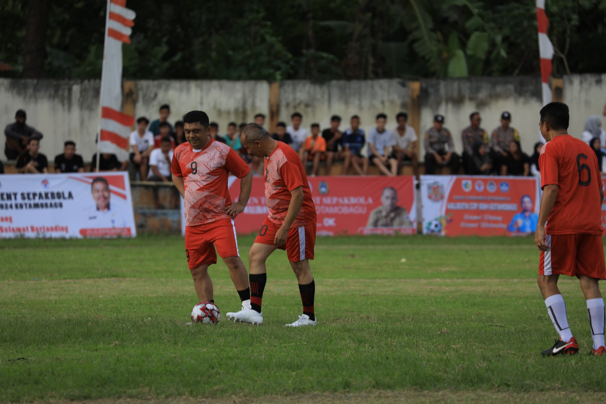 Laga Persahabatan Pemkot Kotamobagu Vs PWI FC, Pj. Wali Kota, Kapolres Kotamobagu dan Ketua DPRD Kotamobagu Cetak Gol