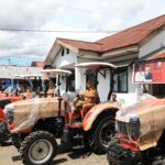 Asripan Nani Serahkan Unit Traktor kepada 5 Kelompok Tani di Kotamobagu