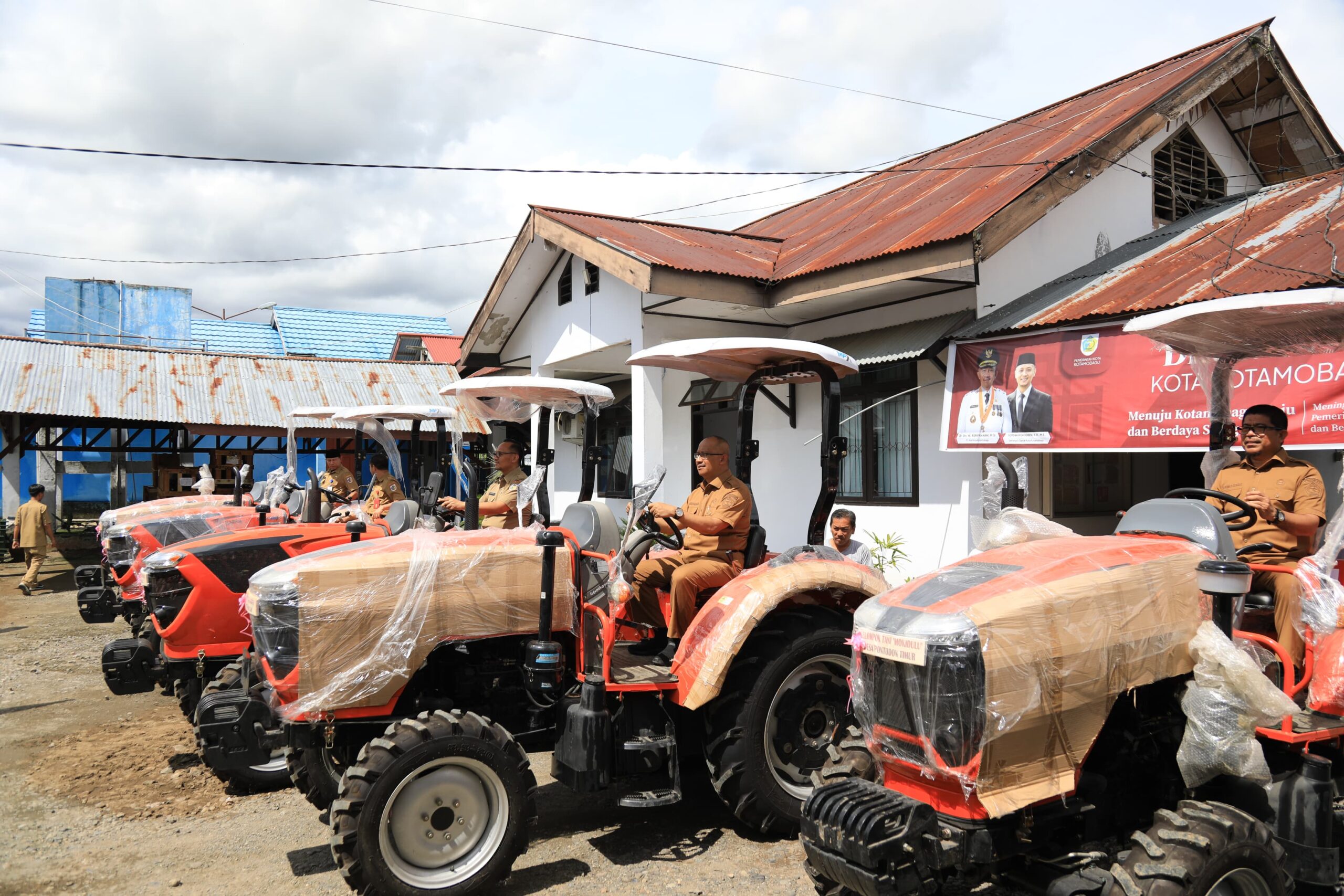 Asripan Nani Serahkan Unit Traktor kepada 5 Kelompok Tani di Kotamobagu