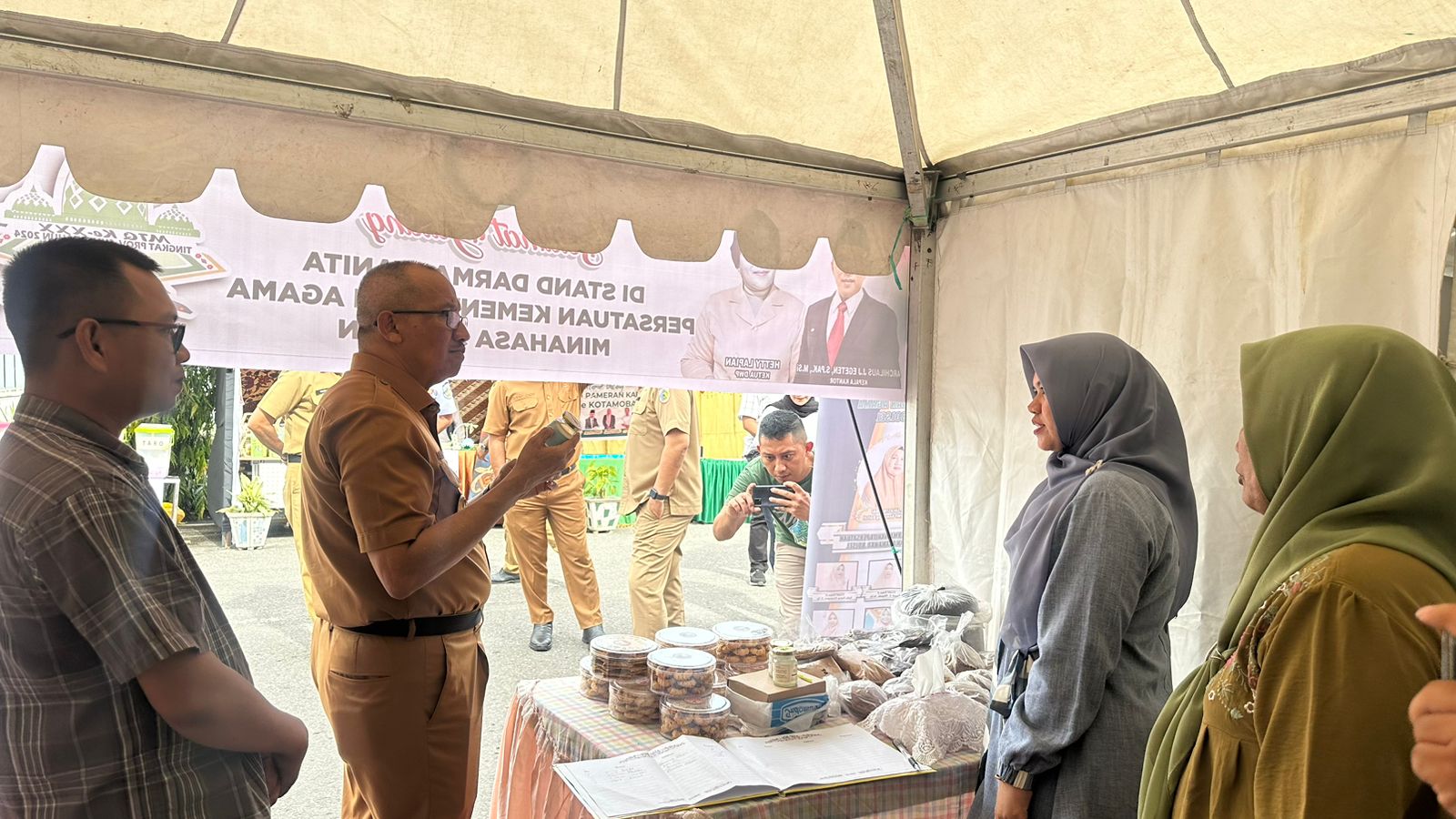 Pj Wali Kota Kotamobagu Tinjau Stand Pameran UMKM di Kegiatan MTQ ke-XXX Tingkat Sulut