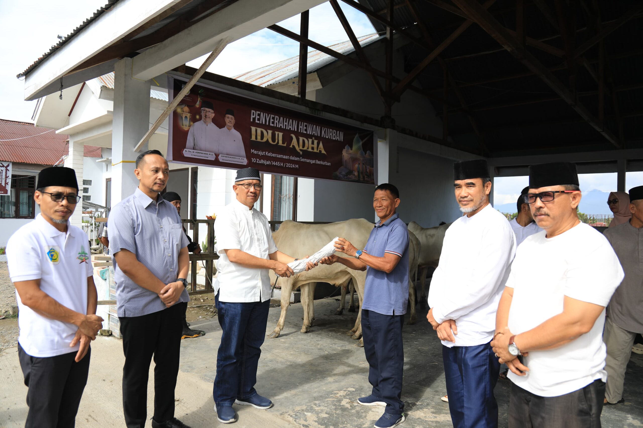 Pj Wali Kota Serahkan Bantuan Hewan Qurban dari Pemprov Sulut untuk 5 Desa dan Kelurahan di Kotamobagu