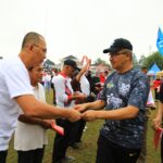 Wali Kota dan Forkopimda Bagikan Bendera Merah Putih Kepada Masyarakat Kotamobagu