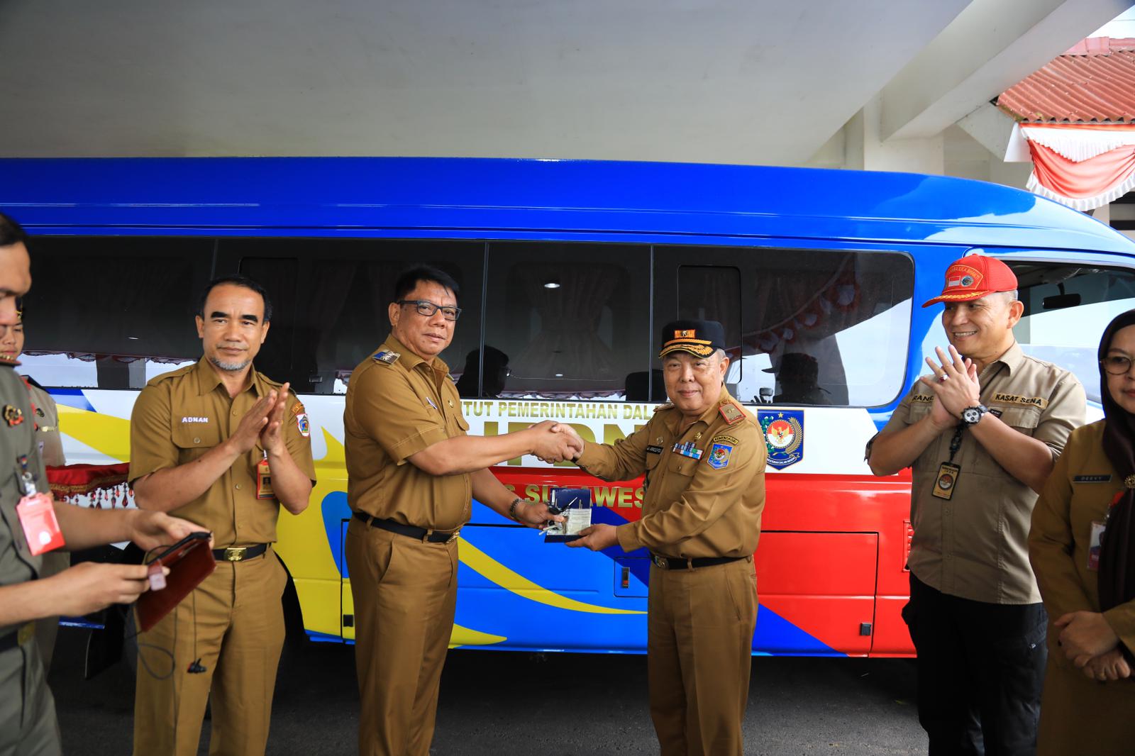 Pemkot Kotamobagu Sumbang 1 Unit Bus di Kampus IPDN Sulut