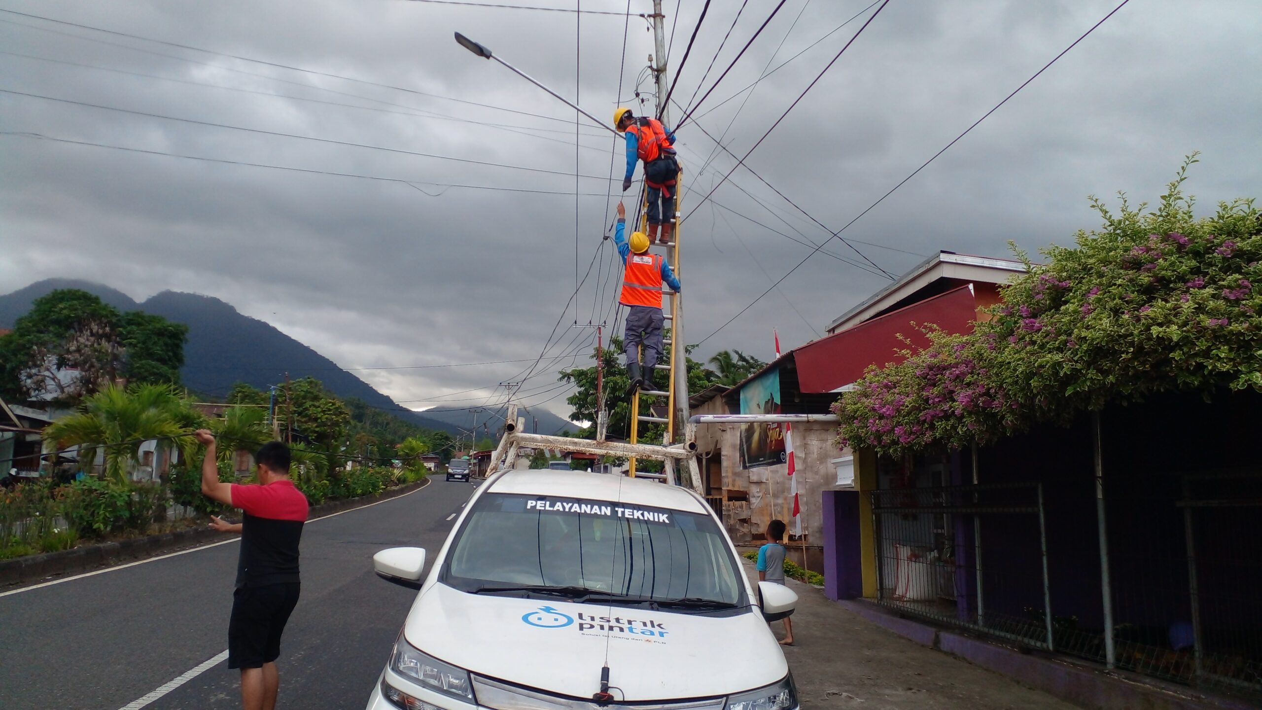 Kabel Melintang di Jalan Siliwangi Menjerat Leher Febri Limbanon, Petugas PLN Minta Korban Silahkan Lapor !