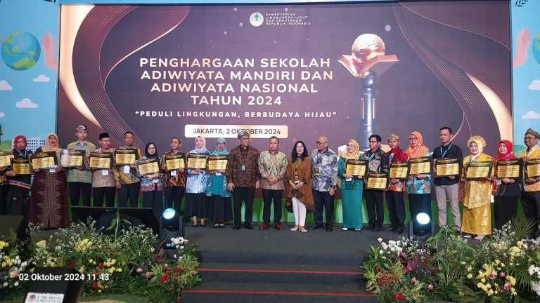 SDN 2 Poyowa Besar Terima Piala Adiwiyata Nasional