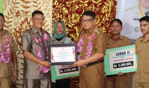 Pj Wali Kota Kotamobagu Serahkan Penghargaan Adiwiyata di Sejumlah Sekolah