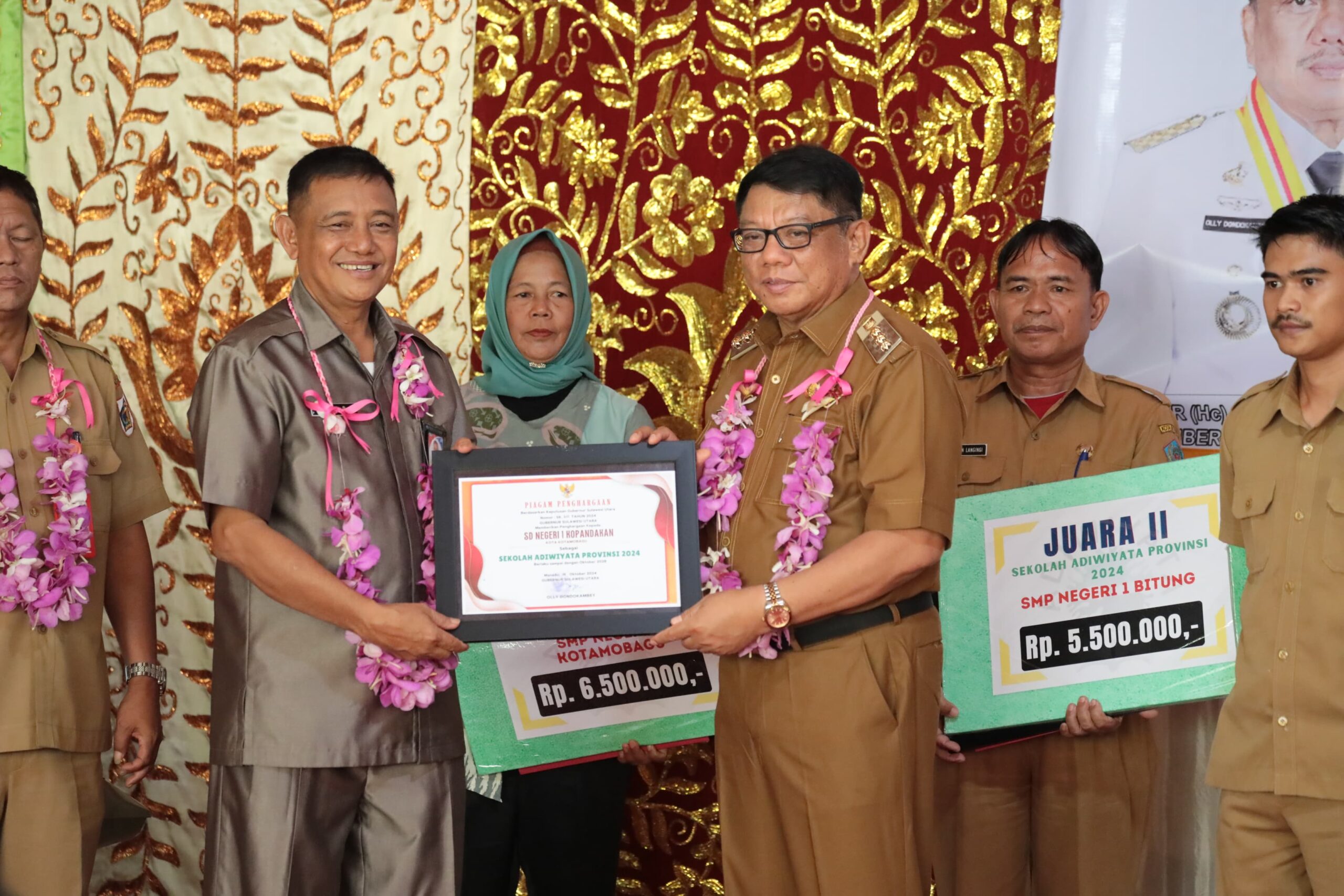 Pj Wali Kota Kotamobagu Serahkan Penghargaan Adiwiyata di Sejumlah Sekolah