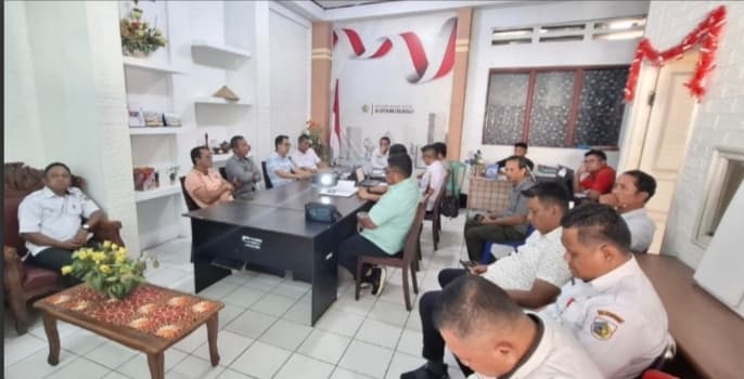 Rapat yang digelar di ruang kerja Asisten II ini, dihadiri Perum Bulog, Polres, distributor, pengecer dan pedagang.