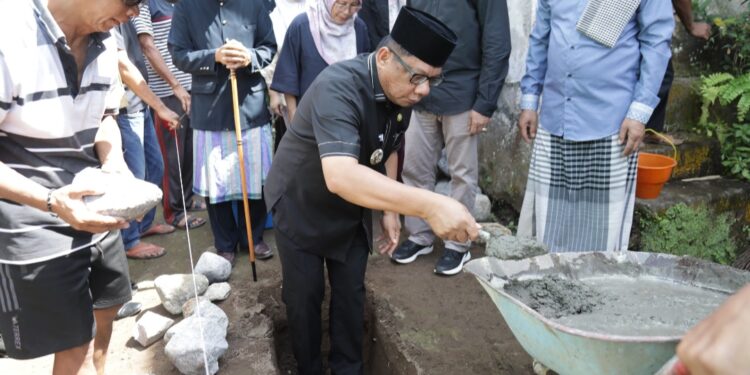 Pj Wali Kota Kotamobagu Letakkan Batu Pembangunan Masjid Baitul Hidayah Desa Moyag Todulan