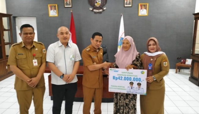 Weny Gaib Serahkan Santunan Bagi Pekerja Rentan