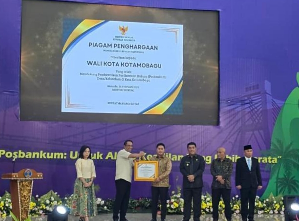 Pemkot Kotamobagu Terima Penghargaan Posbakum Dari Menteri Hukum RI 