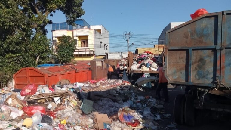 Pasca Lebaran, Tumpukan Sampah di Kotamobagu Mulai Dibersihkan