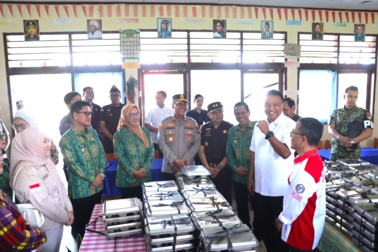 Didampingi Kapolres, Weny Gaib dan Kejati Sulut Tinjau Pembagian MBG di SMPN 5 Kotamobagu