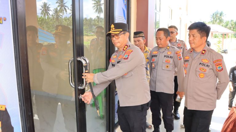 Hadir dalam kegiatan tersebut Wakapolres Boltim Kompol Verry A. Liwutang, S.H., M.A.P., Kabag SDM, AKP. Irfandi Mokodongan, S.E., jajaran Pejabat Utama Polres Boltim, personel Polres Boltim, Camat Tutuyan, tokoh agama, tokoh adat, hingga pihak kontraktor dari CV. Berkat Anugrah Bersama dan CV. Tujuh Dimensi.