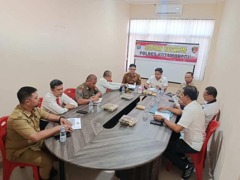 Lintasindonesia.id, KOTAMOBAGU - Dalam upaya memperkuat koordinasi dan sinergitas penegakan hukum di daerah, jajaran penyidik Kepolisian Republik Indonesia (Polri) dan Penyidik Pegawai Negeri Sipil (PPNS) Pemerintah Kota Kotamobagu mengikuti Rapat Koordinasi dan Sosialisasi yang dilaksanakan di Aula Polres Kotamobagu, Selasa.