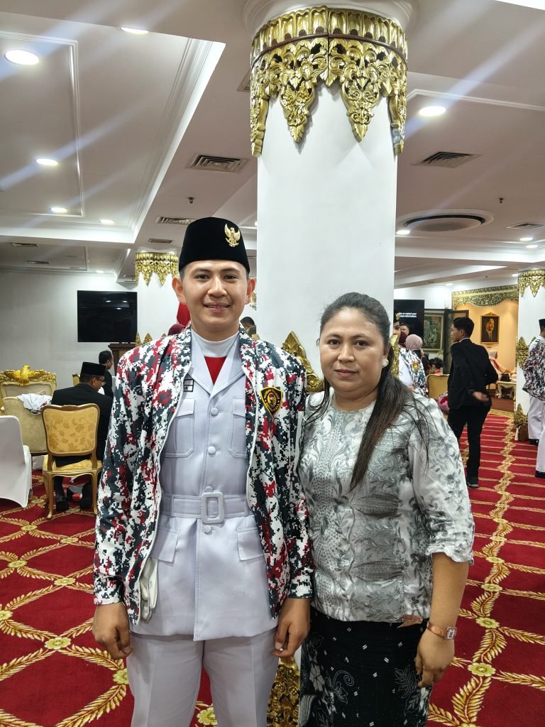 Siswa Utusan Kotamobagu Sukses Kibarkan Bendera Merah Putih di Istana RI