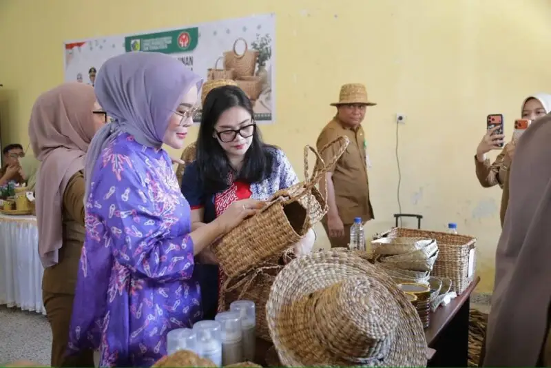 Ketua Dekranasda Kotamobagu Buka Pelatihan Kerajinan Eceng Gondok