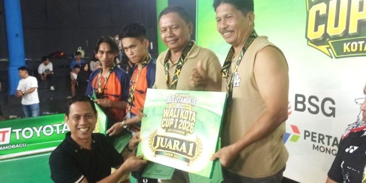 Weny Gaib Serahkan Hadiah Juara Wali Kota Cup I Turnamen Bulu Tangkis